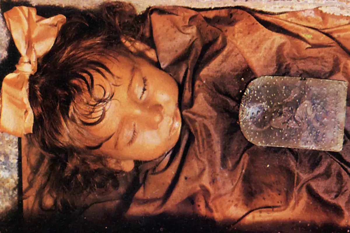 Little Girls Body Preserved in Glass Coffin
