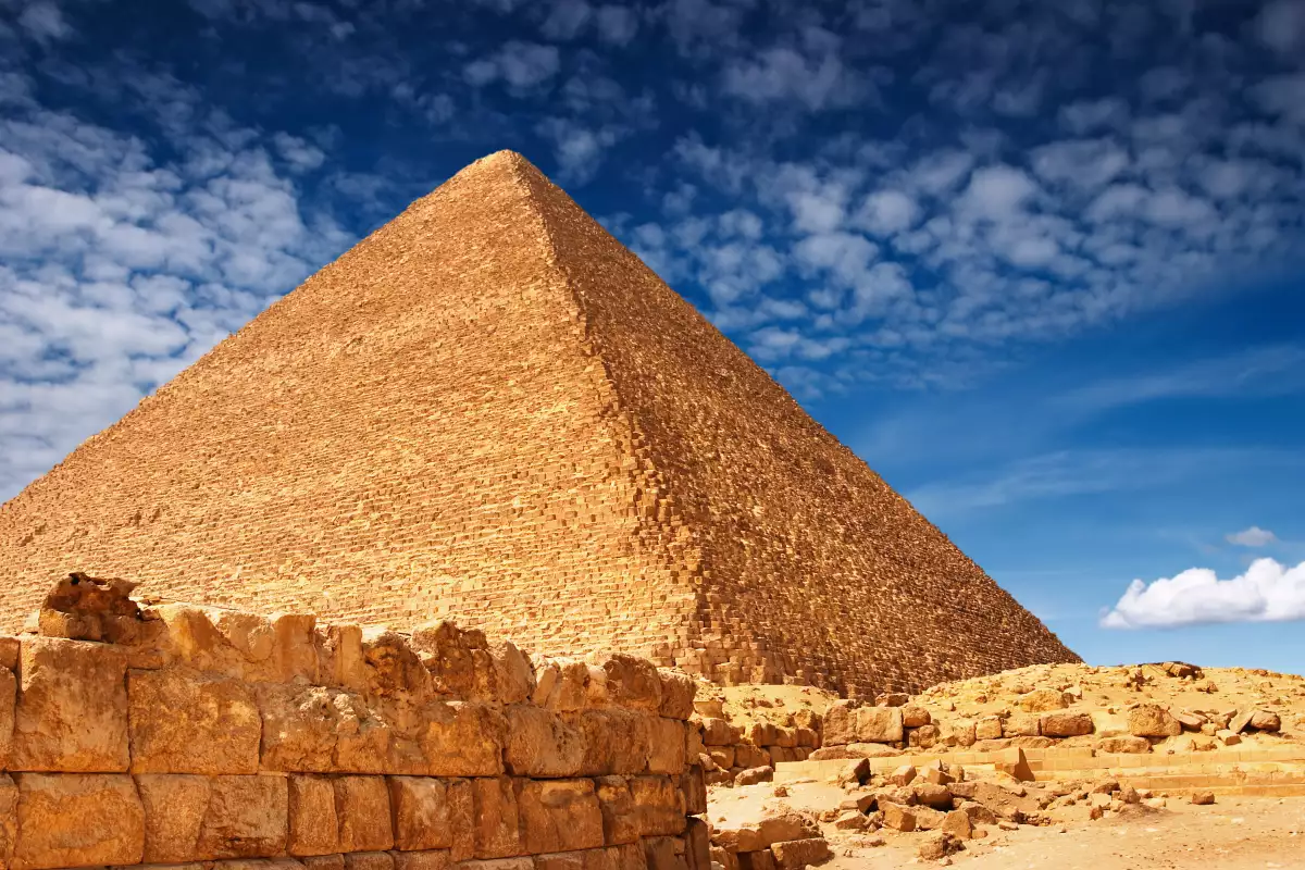 How was the Theory That Pyramids Were Built by Slaves Disproven