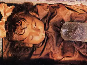 Died in 1920 and still looks like a little girl who is alive