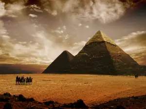 Who was it that actually built the pyramids?