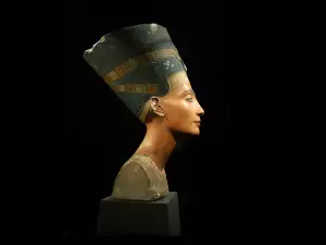 Queen Nefertiti, from birth to her death bed