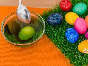 Dyeing eggs