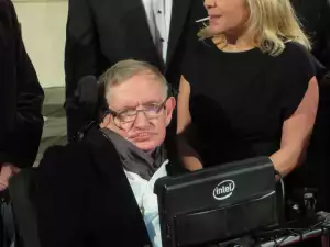 Stephen Hawking to be Buried by Isaac Newton`s Grave