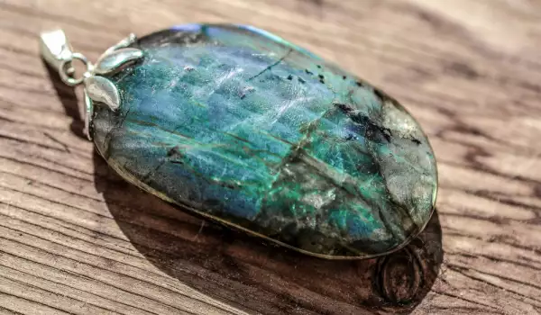 Labradorite - Meaning and Properties