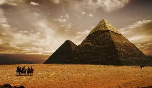 Who was it that actually built the pyramids?